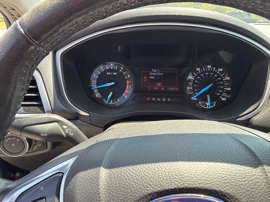 Used 2016 Ford Fusion SE w/ Equipment Group 201A FWD image 3