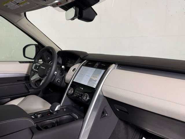 Used 2025 Land Rover Discovery Dynamic SE AWD/4WD image 21