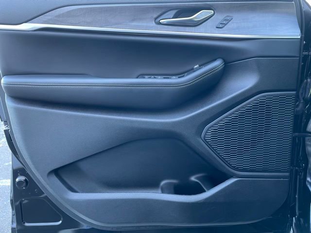 Used 2024 Jeep Grand Cherokee Limited w/ Black Appearance Package image 10