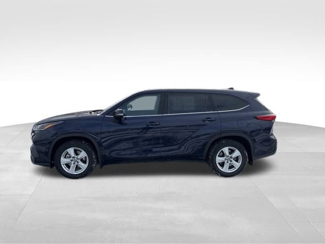 Used 2021 Toyota Highlander LE image 2