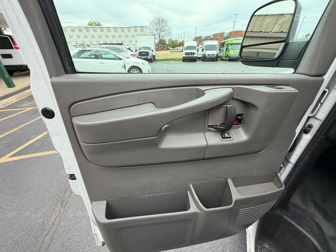 Used 2014 Chevrolet Express 2500 RWD image 18