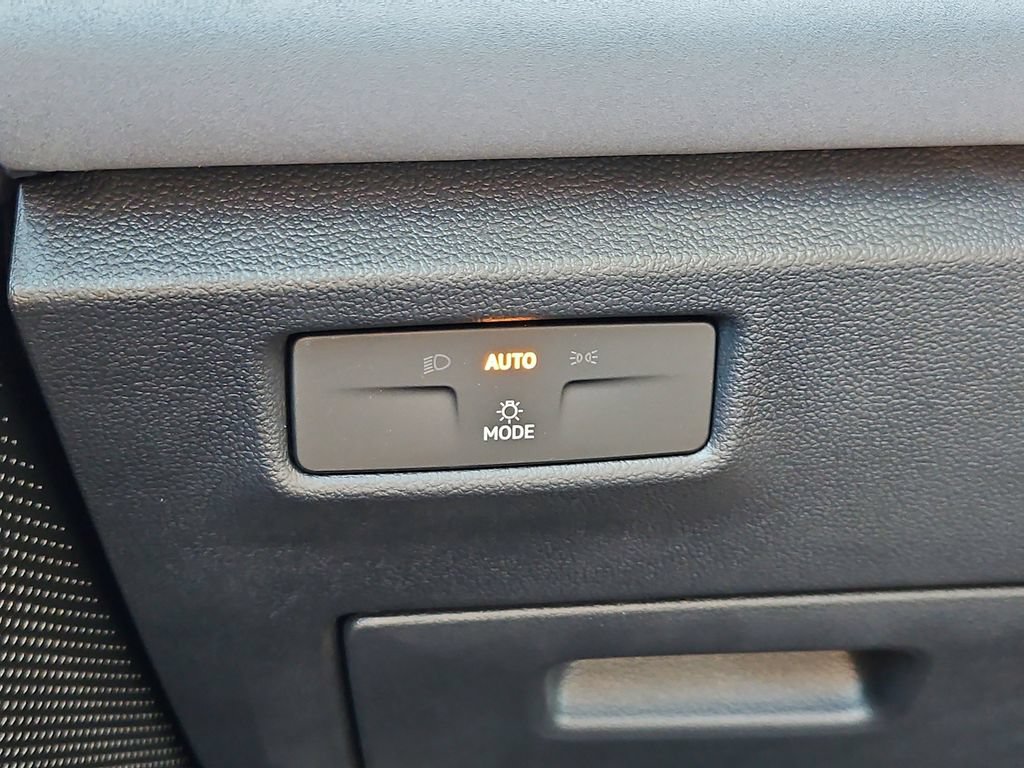 Certified 2026 Volkswagen Tiguan SE R-Line AWD/4WD image 18