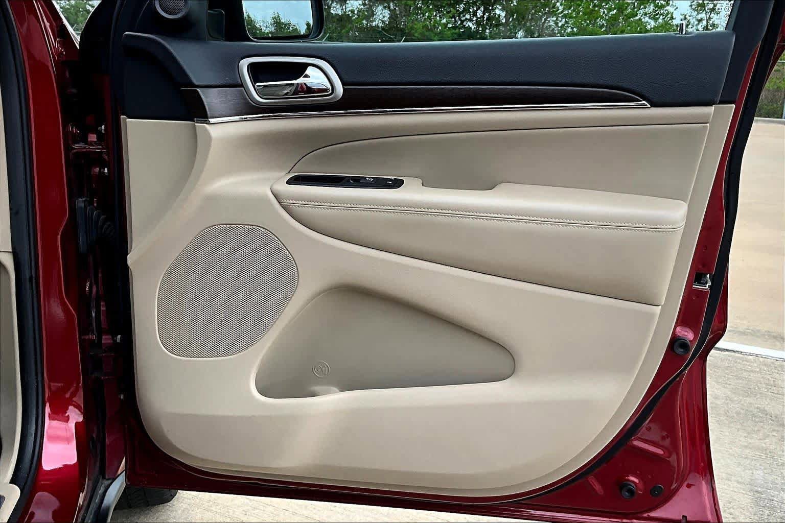 Used 2015 Jeep Grand Cherokee Limited w/ Luxury Group II image 22
