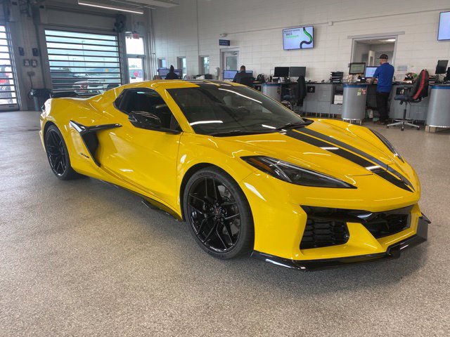 Used 2025 Chevrolet Corvette Z06 RWD image 3