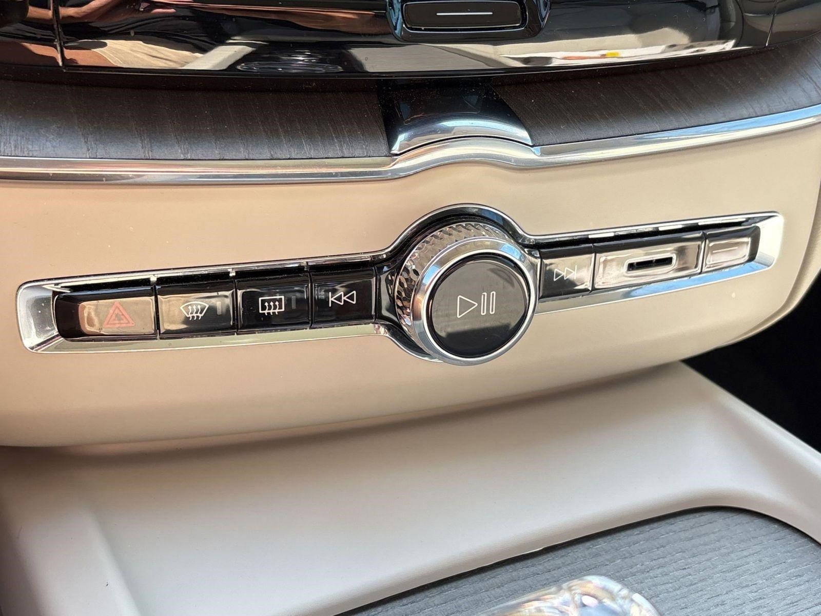 Used 2023 Volvo XC60 B5 Ultimate w/ Climate Package image 17