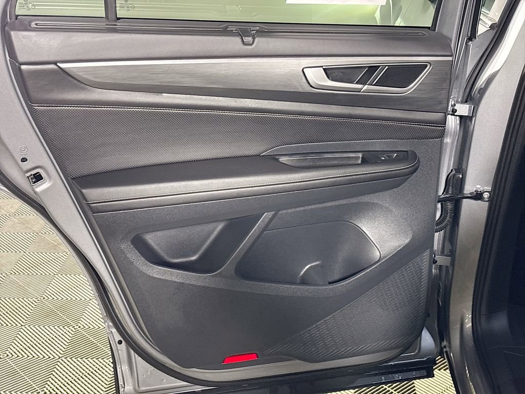 Certified 2025 Volkswagen Atlas Cross Sport SE image 18