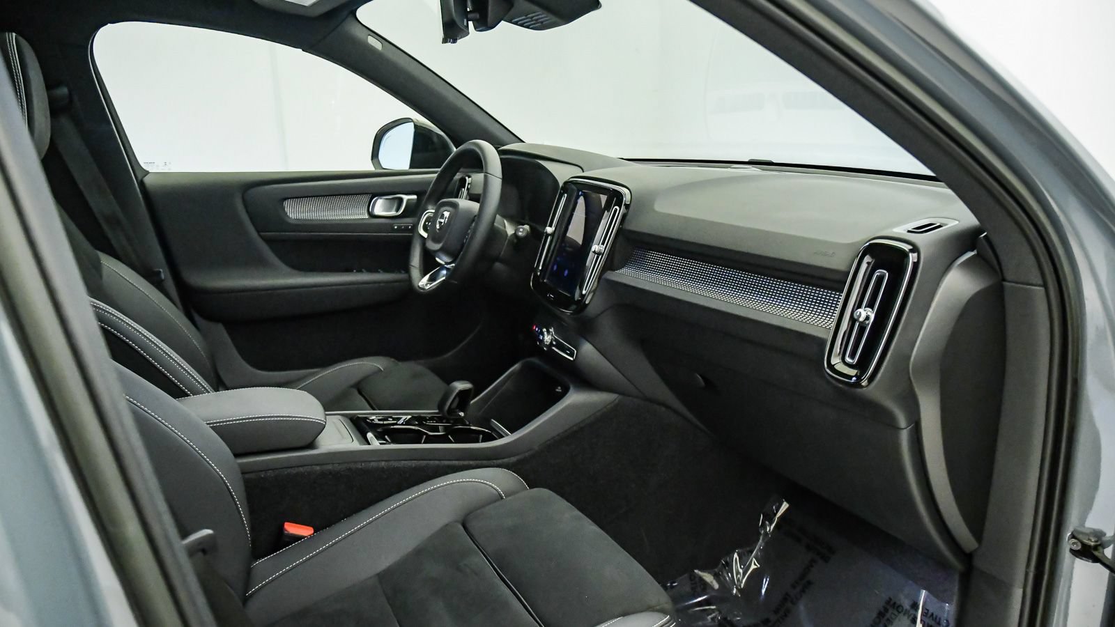 Certified 2023 Volvo XC40 B5 Plus w/ Protection Package Premier AWD/4WD image 16