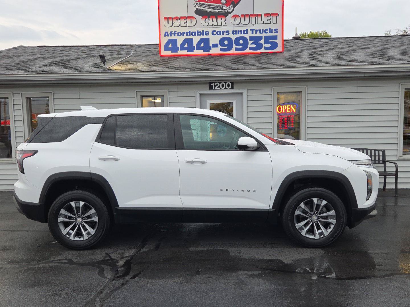 Used 2025 Chevrolet Equinox LT w/ Safety and Technology Package FWD image 2