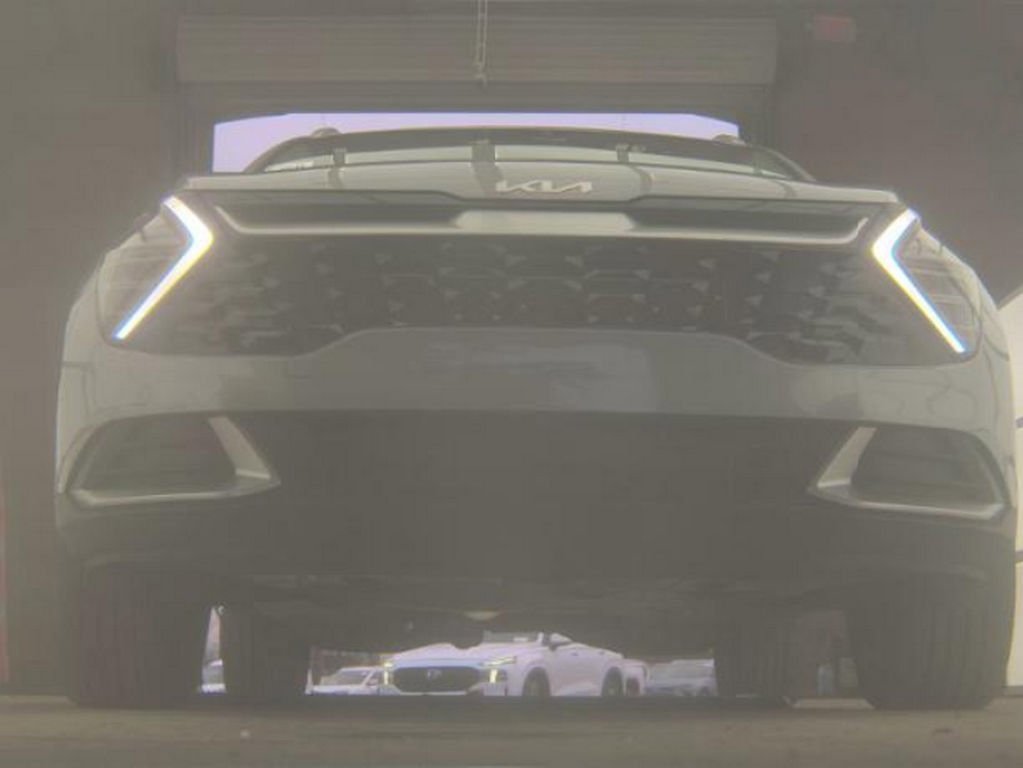 Used 2024 Kia Sportage EX image 3