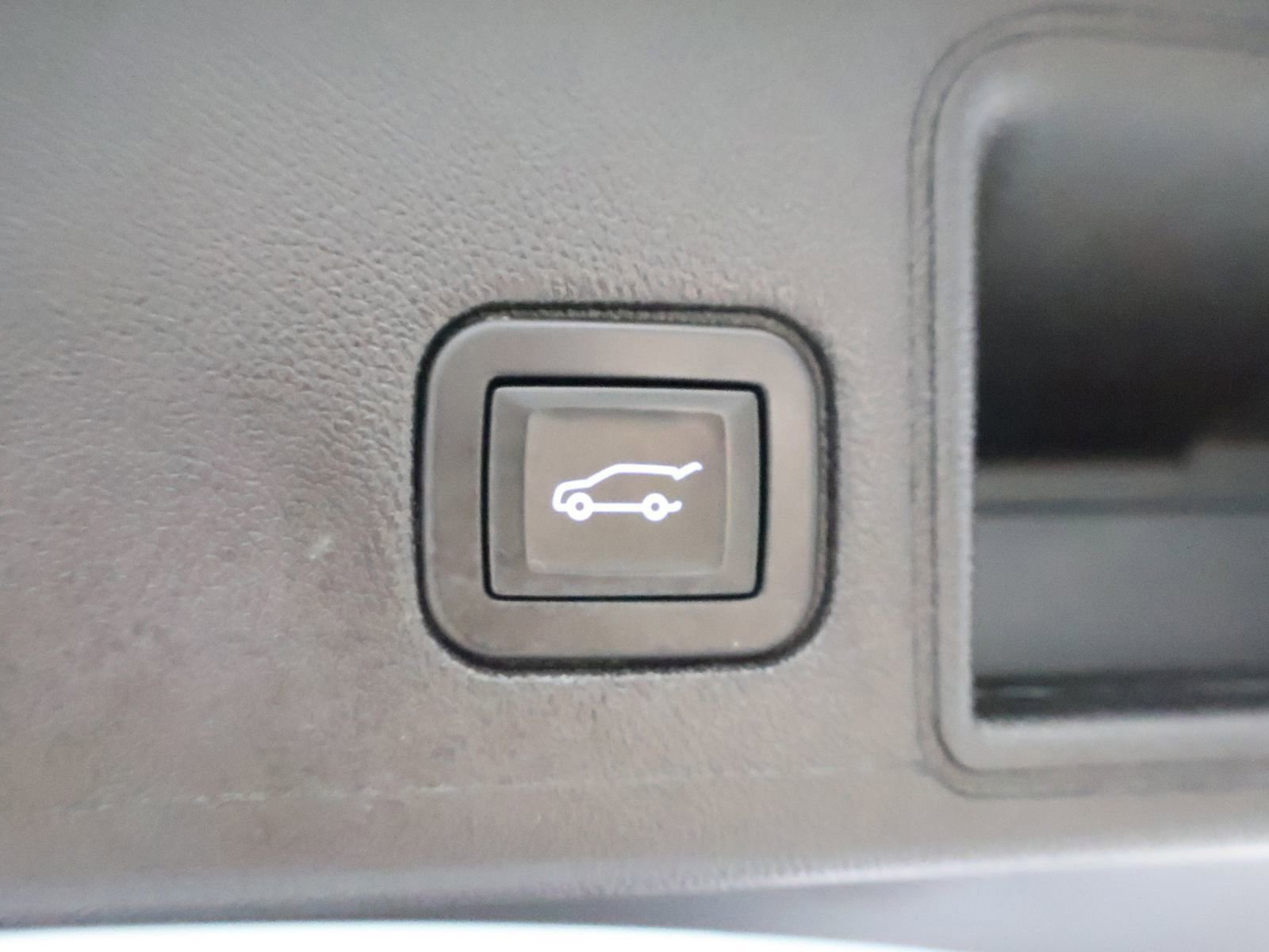 Used 2024 GMC Terrain SLT image 16