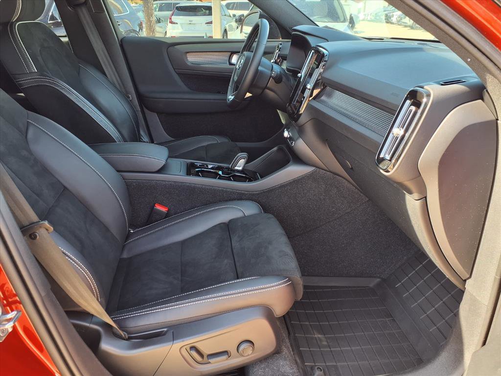 Used 2021 Volvo XC40 T5 R-Design w/ Advanced Package image 11