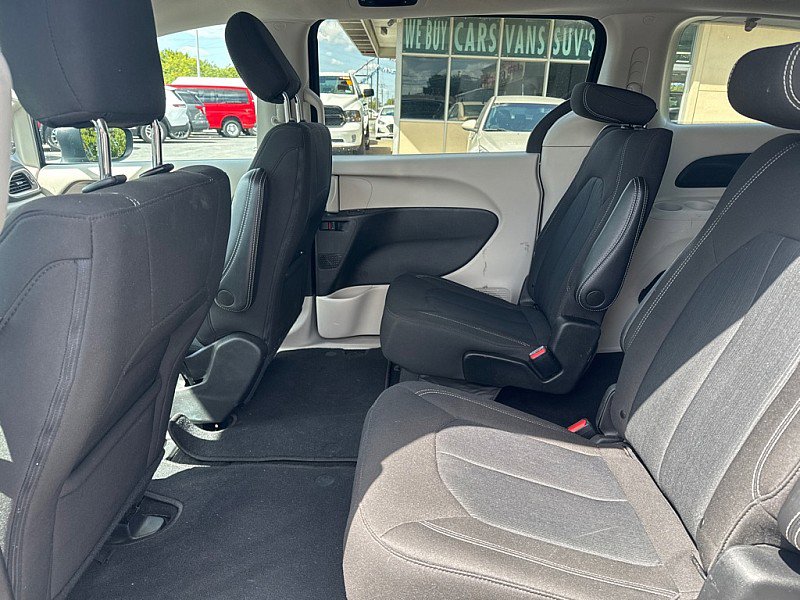 Used 2022 Chrysler Voyager LX image 11