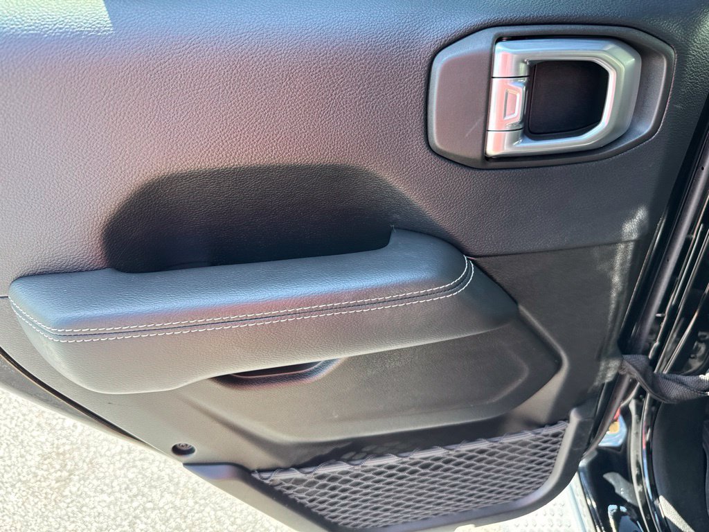 Used 2019 Jeep Wrangler Unlimited Sahara AWD/4WD image 12