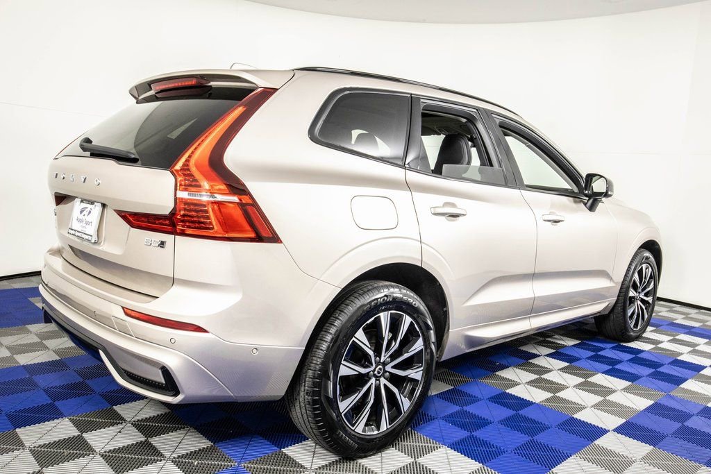 Used 2025 Volvo XC60 B5 Plus image 5