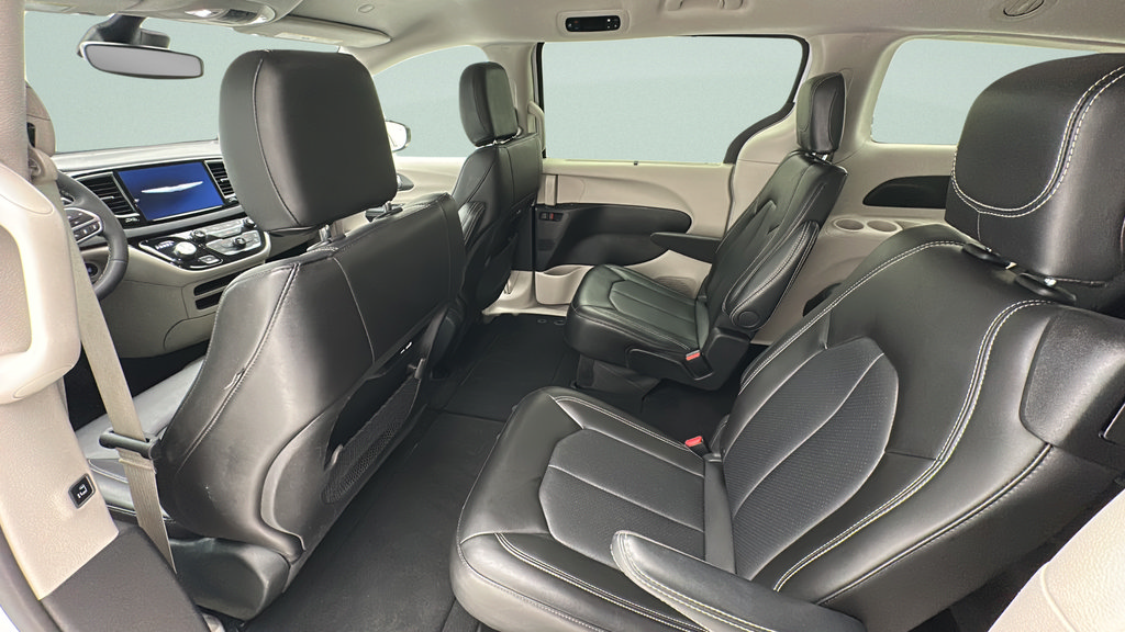 Used 2024 Chrysler Pacifica Touring-L FWD image 10