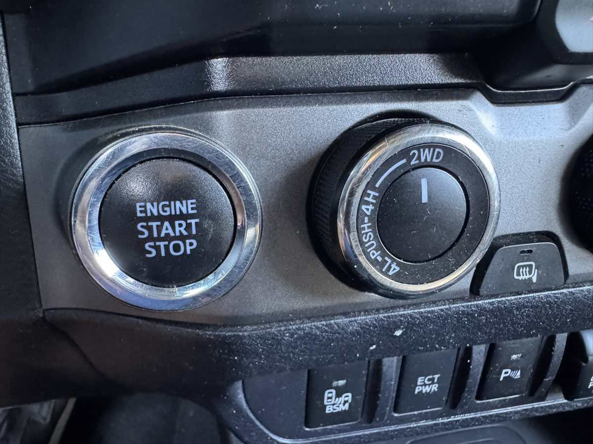 Used 2020 Toyota Tacoma TRD Off-Road w/ Technology Package AWD/4WD image 33