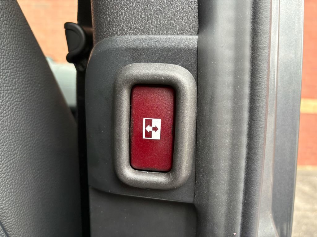 Used 2025 Mercedes-Benz Sprinter 2500 image 30