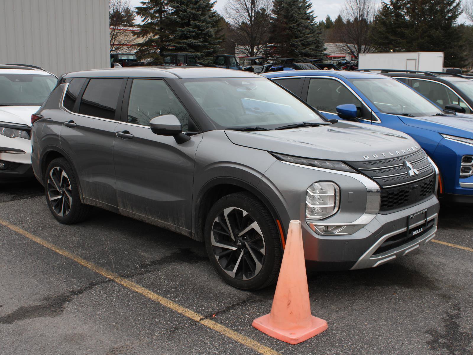 Used 2022 Mitsubishi Outlander SE image 3