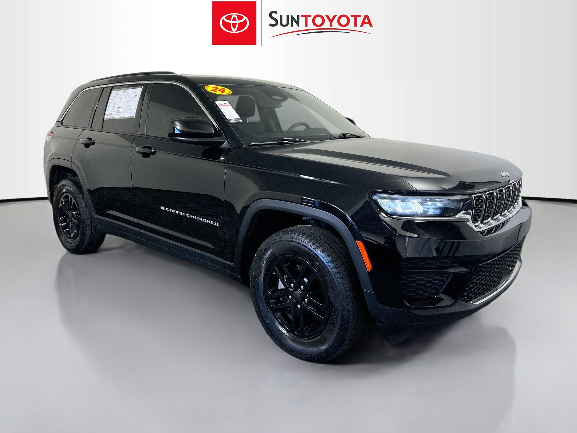 Used 2024 Jeep Grand Cherokee Laredo w/ Trailer Tow Package image 1