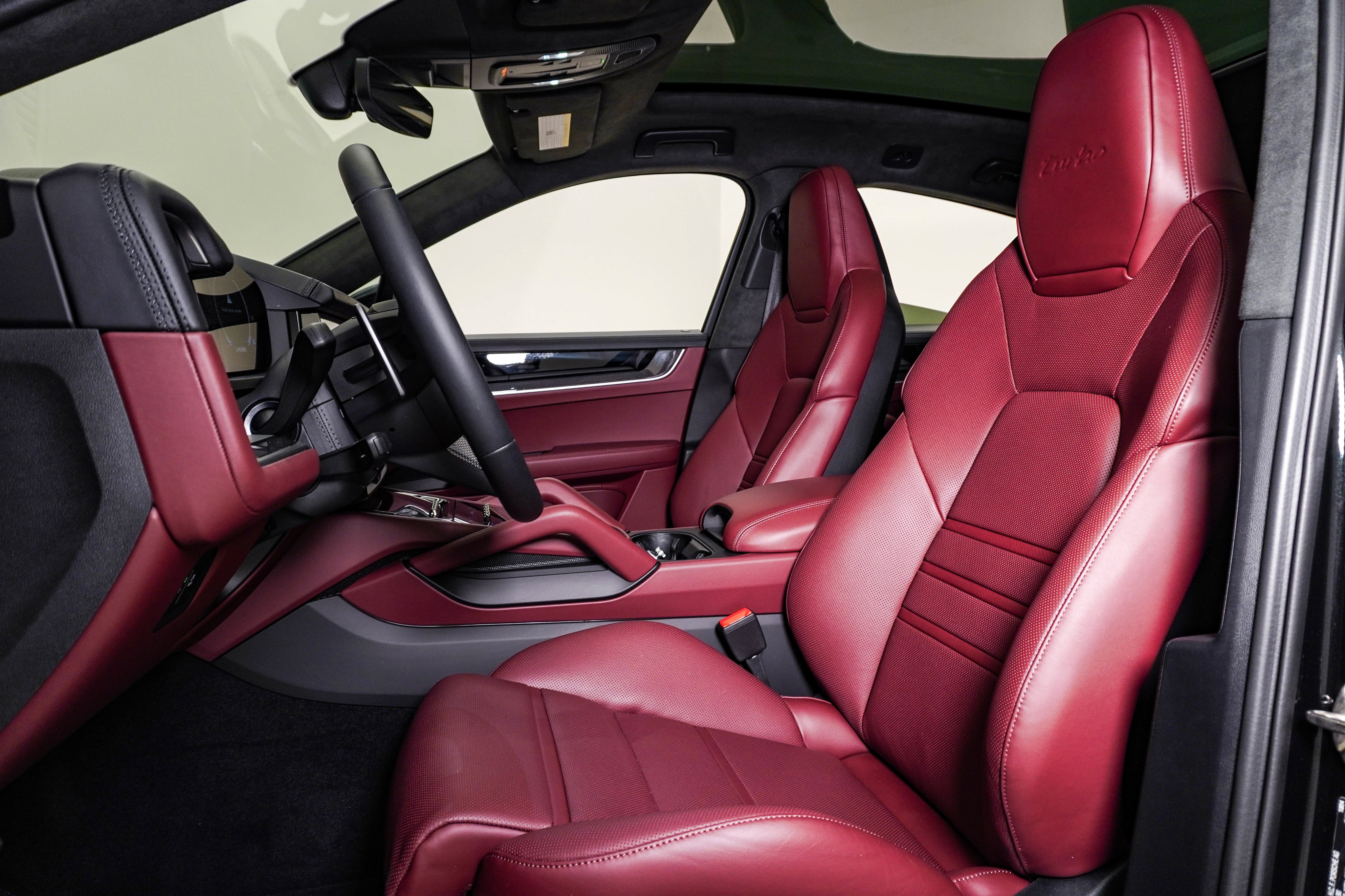 Certified 2025 Porsche Cayenne Turbo AWD/4WD image 5