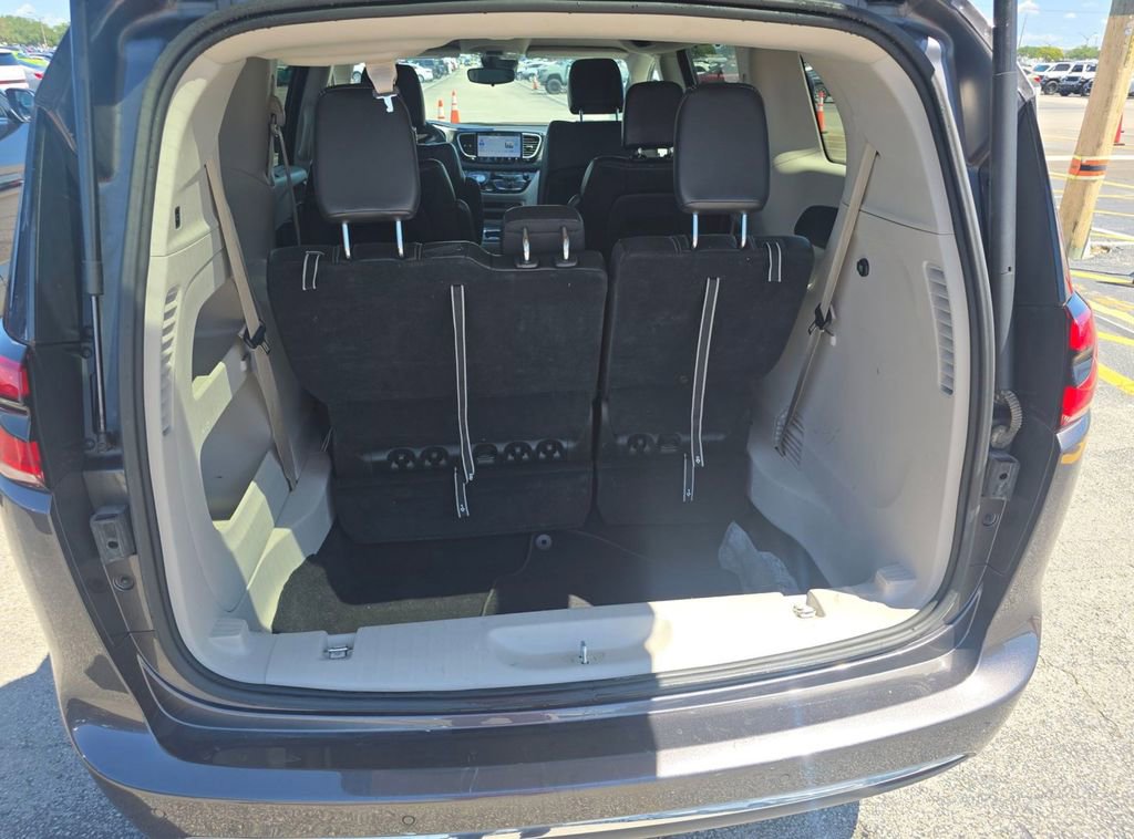 Used 2023 Chrysler Pacifica Touring-L FWD image 6