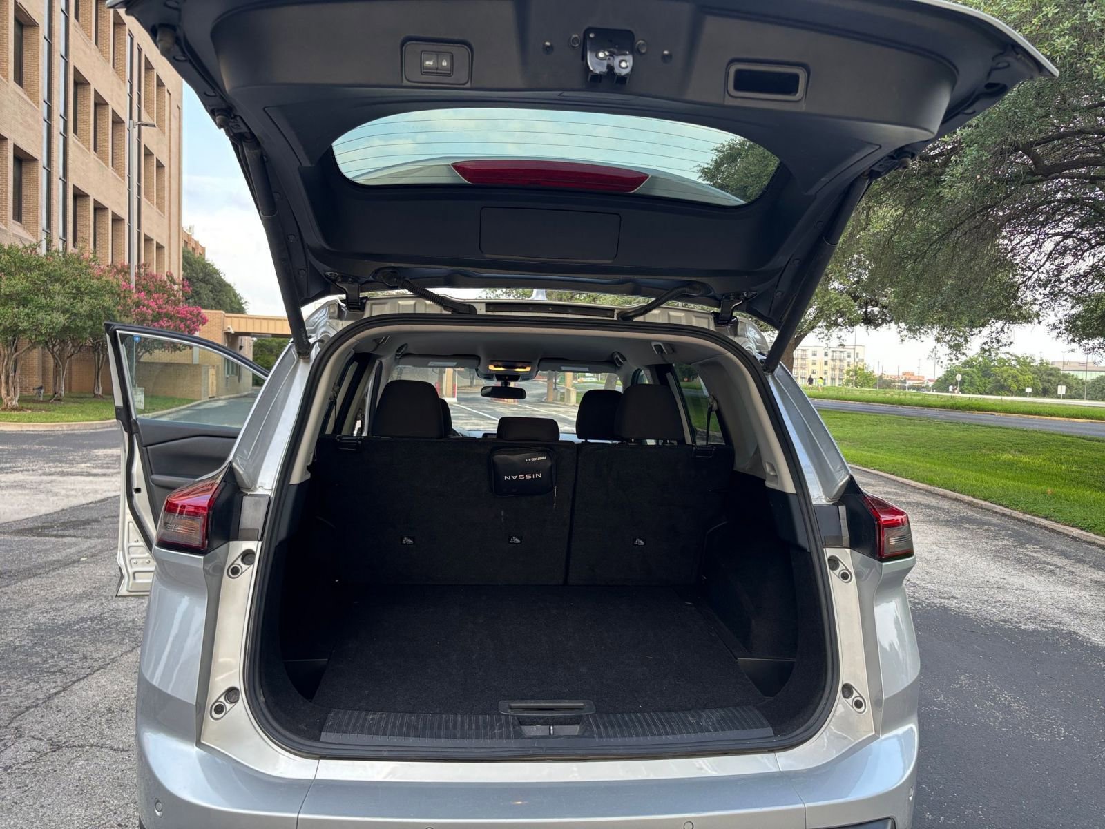 Used 2025 Nissan Rogue SV FWD image 25