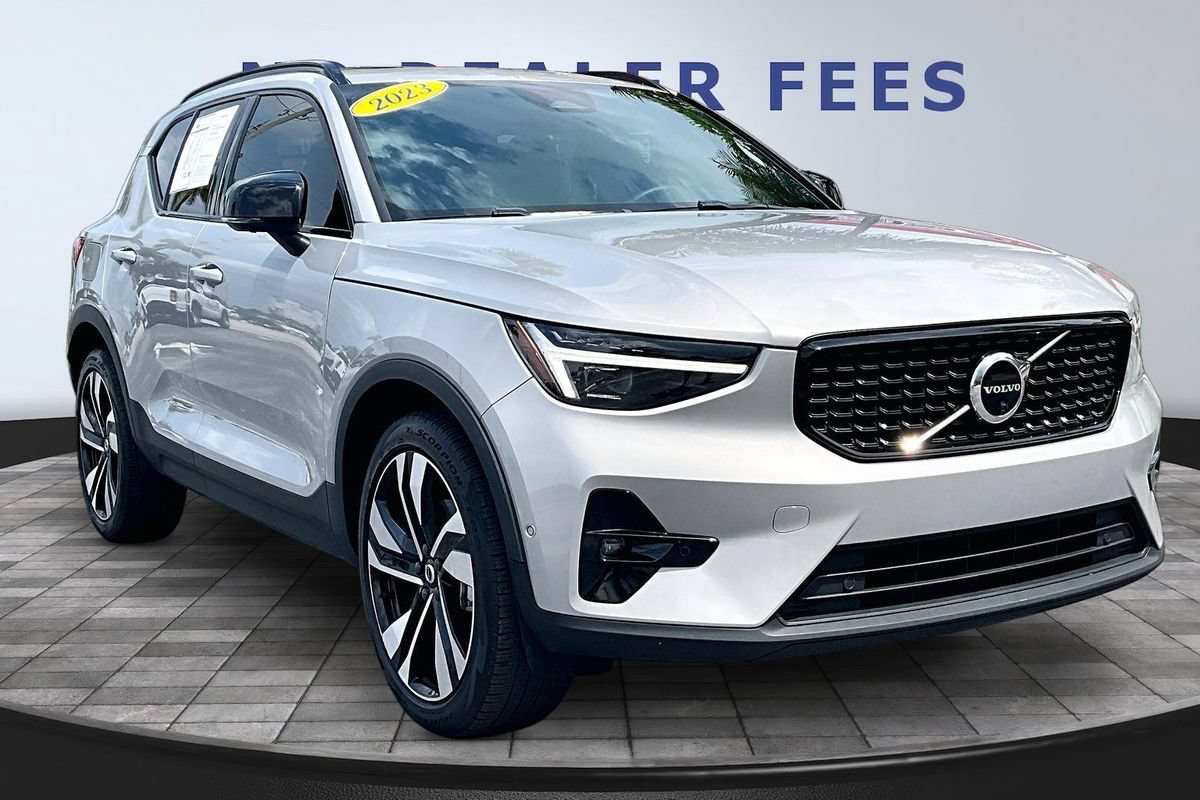 Used 2023 Volvo XC40 B4 Ultimate w/ Protection Package Premier FWD image 3