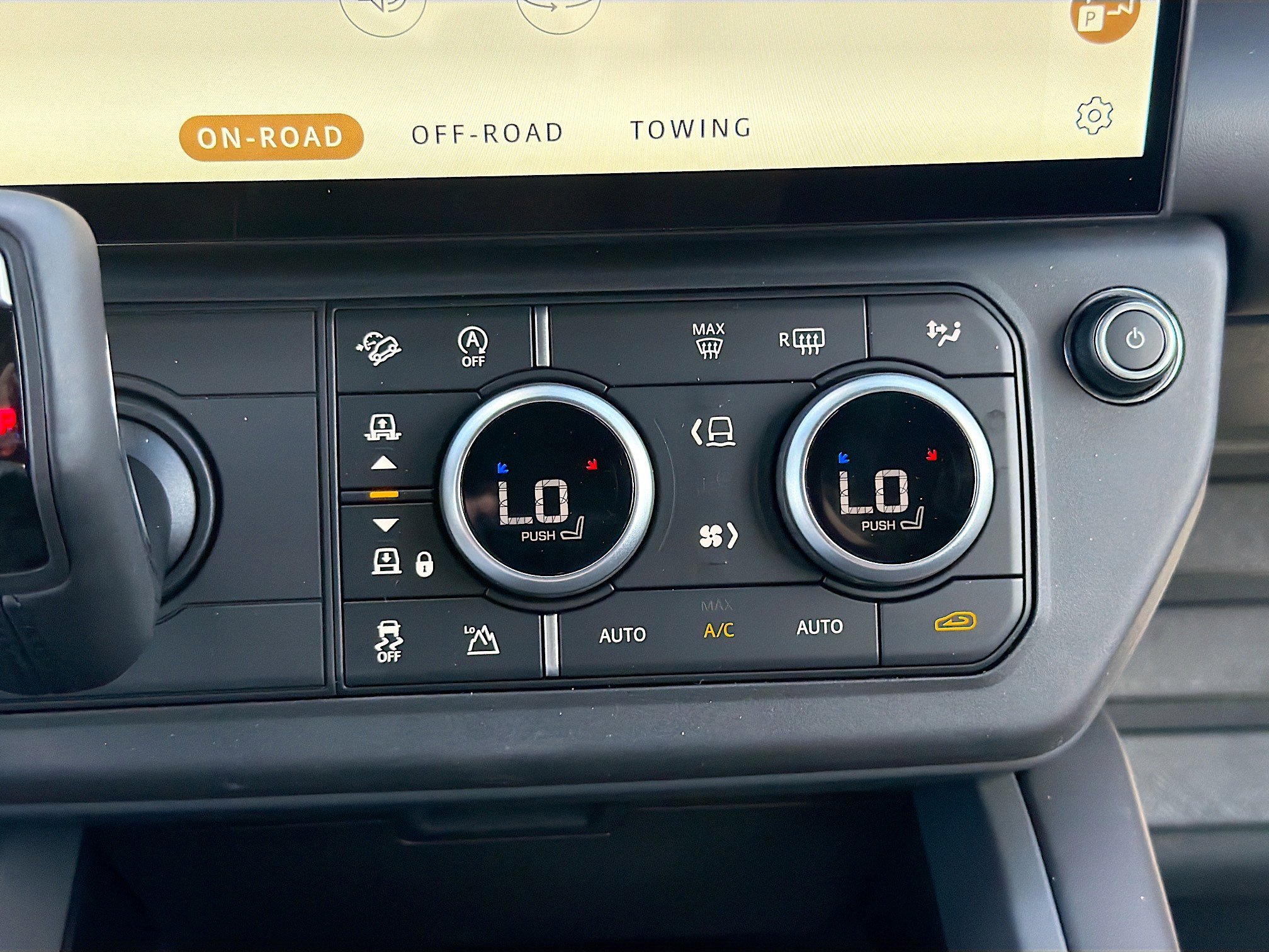 New 2026 Land Rover Defender 130 X-Dynamic SE AWD/4WD image 36