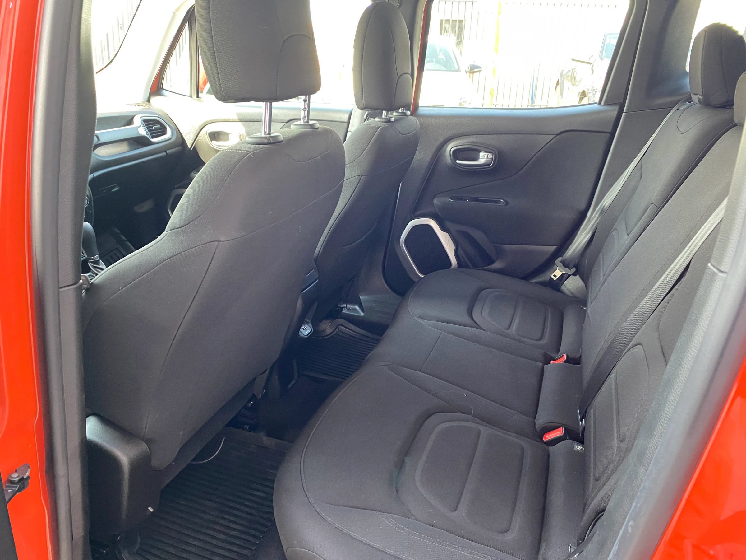 Used 2019 Jeep Renegade Latitude FWD image 9