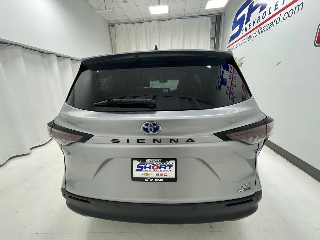 Used 2023 Toyota Sienna XLE FWD image 5