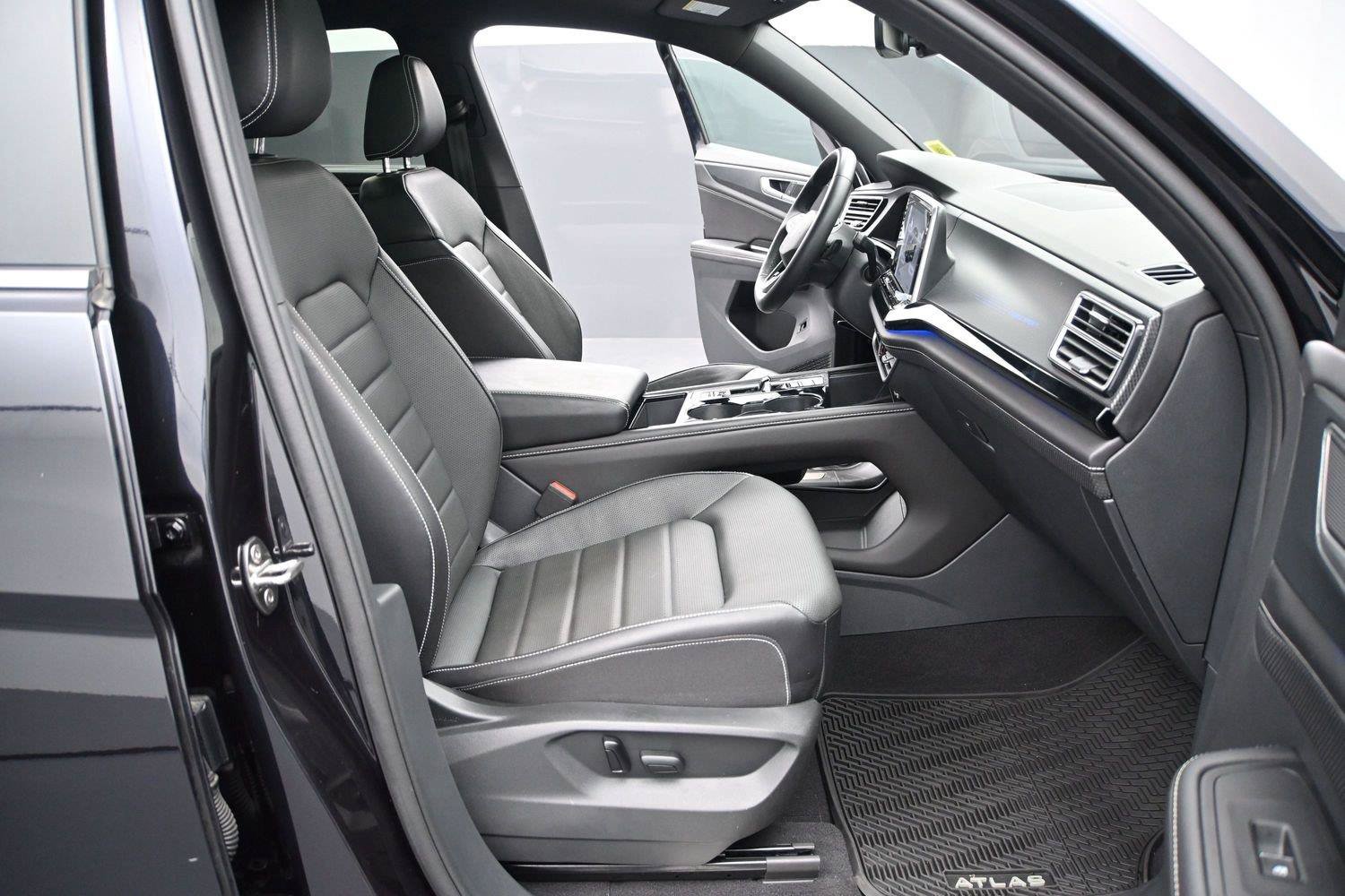 Certified 2024 Volkswagen Atlas Cross Sport SEL R-Line AWD/4WD image 18