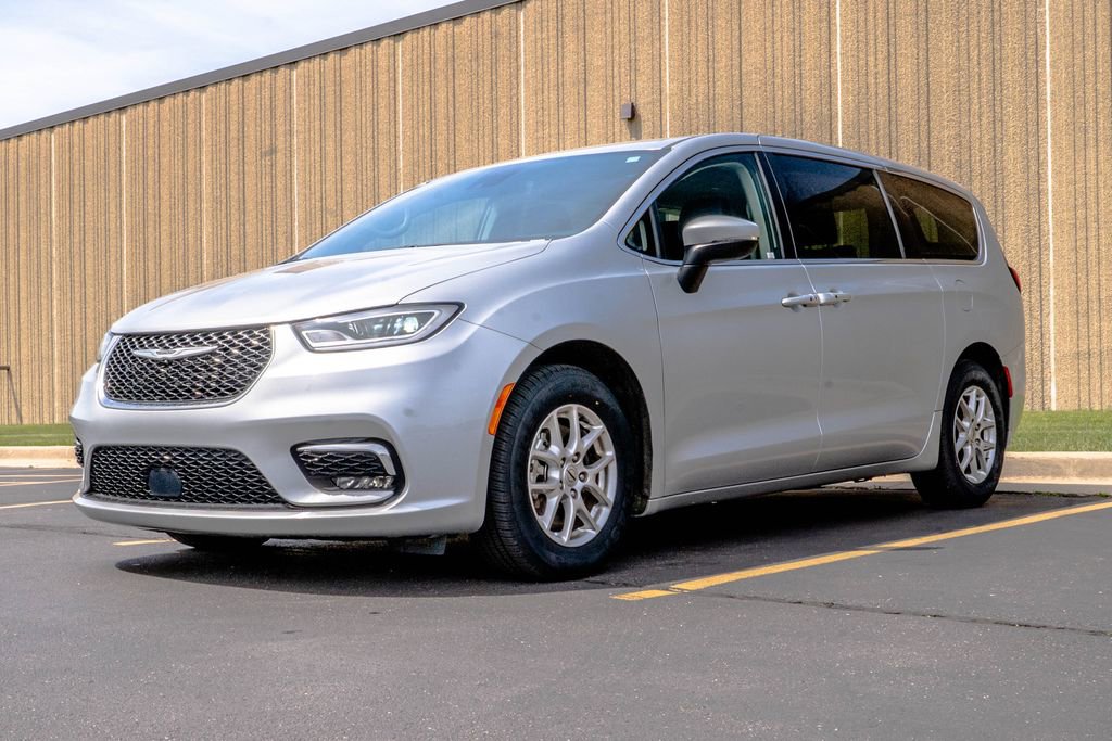 Used 2023 Chrysler Pacifica Touring-L FWD image 4