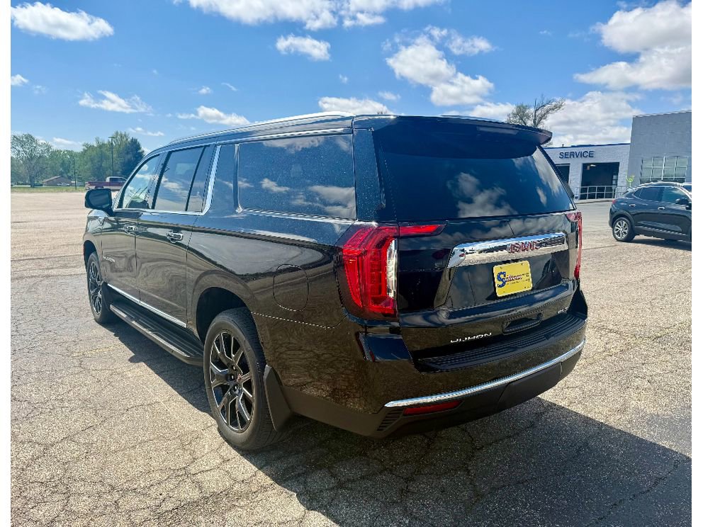 Used 2024 GMC Yukon XL SLT w/ SLT Luxury Package image 2