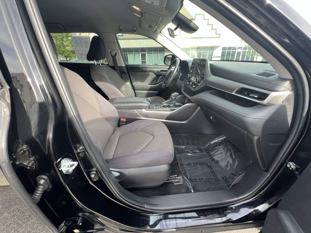 Used 2023 Toyota Highlander LE AWD/4WD image 12