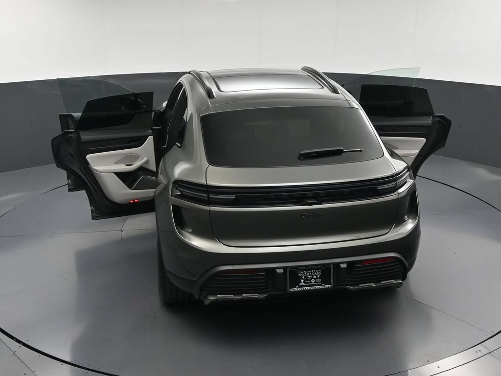 Certified 2025 Porsche Macan Turbo Electric AWD/4WD image 37