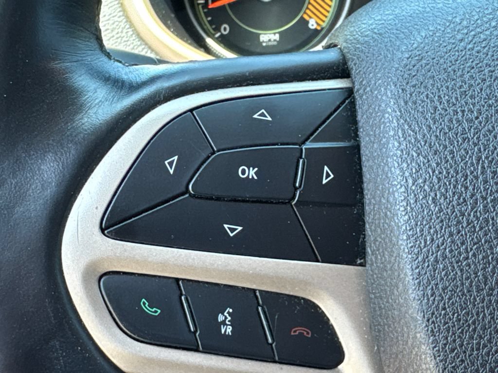 Used 2017 Jeep Cherokee Limited w/ Luxury Group AWD/4WD image 23