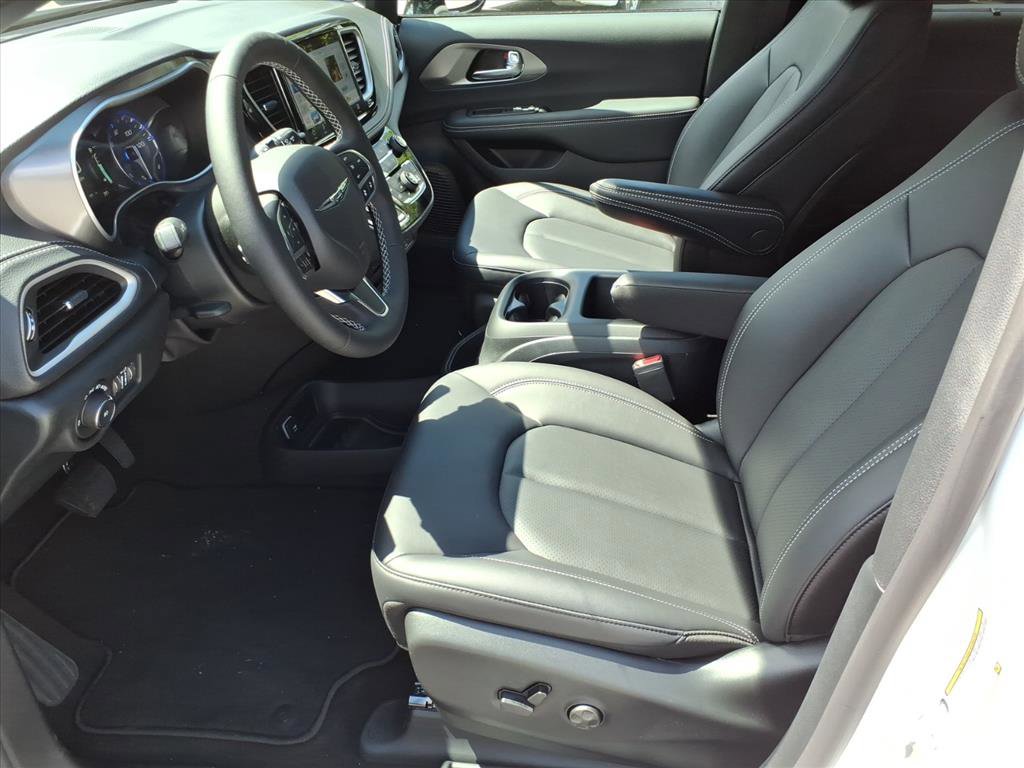 New 2026 Chrysler Pacifica Select image 2