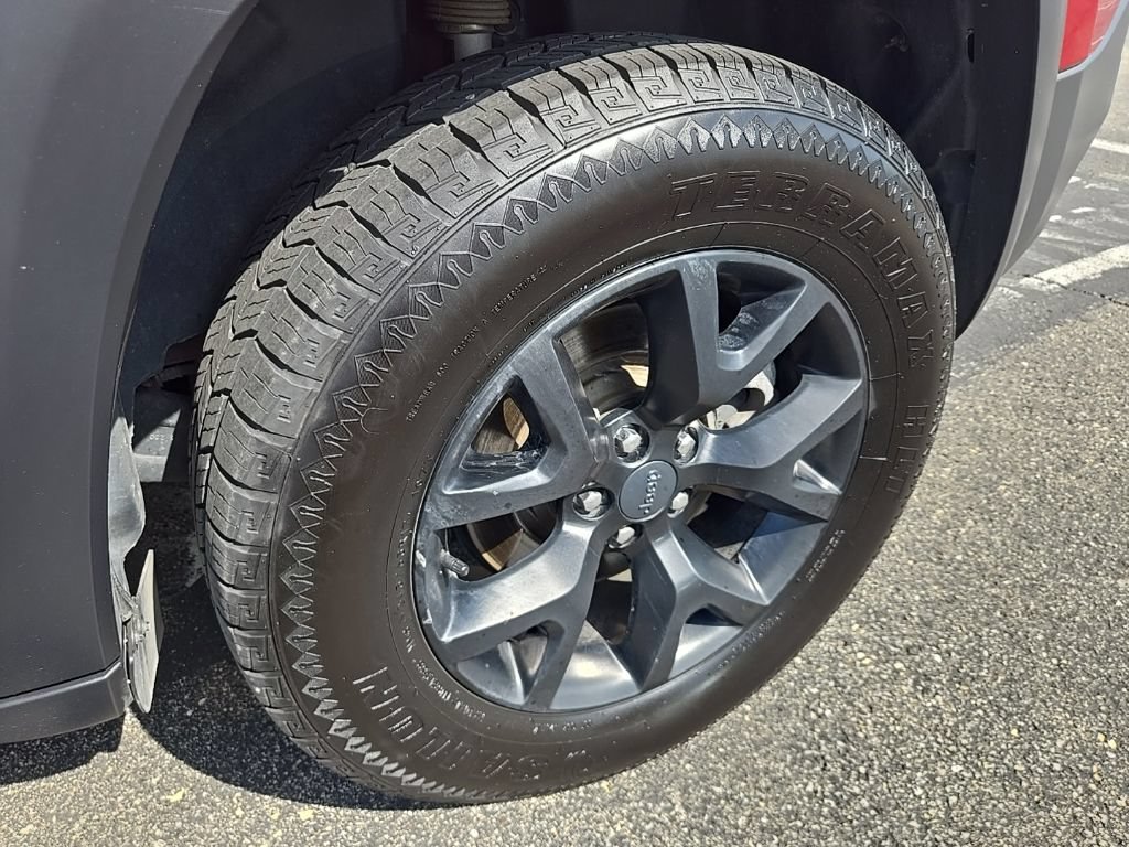 Used 2017 Jeep Cherokee Trailhawk w/ Comfort/Convenience Group AWD/4WD image 17
