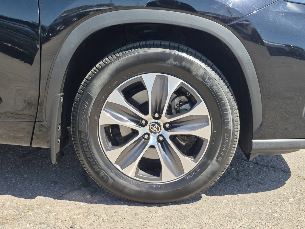 Used 2022 Toyota Highlander XLE AWD/4WD image 18