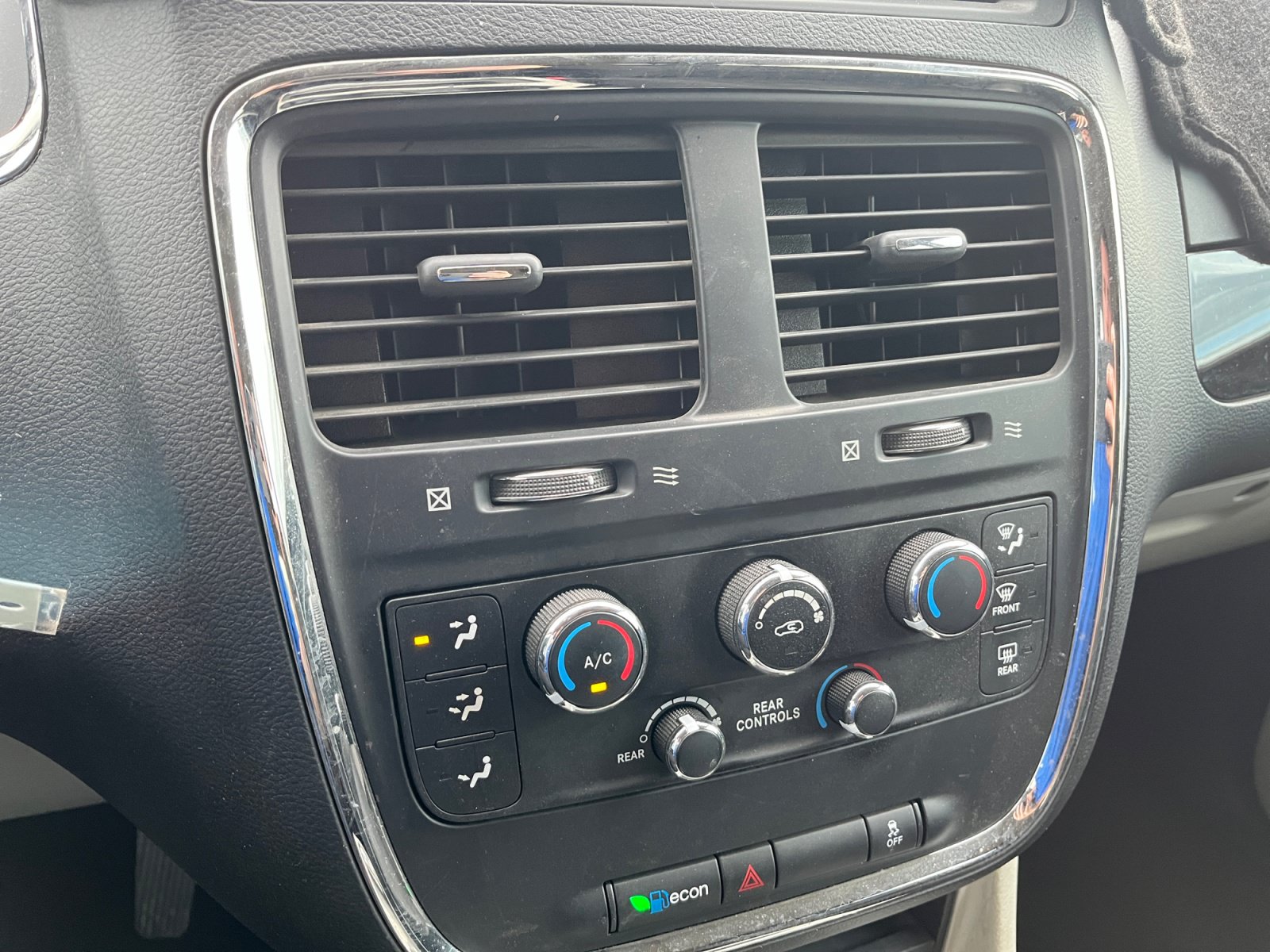 Used 2013 Dodge Grand Caravan SXT FWD image 23