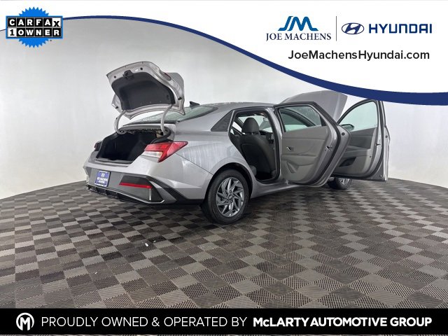 Used 2025 Hyundai Elantra Blue image 17