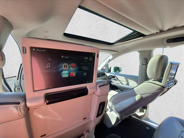 Used 2018 Chrysler Pacifica Limited w/ Advanced Safetytec Group FWD image 18