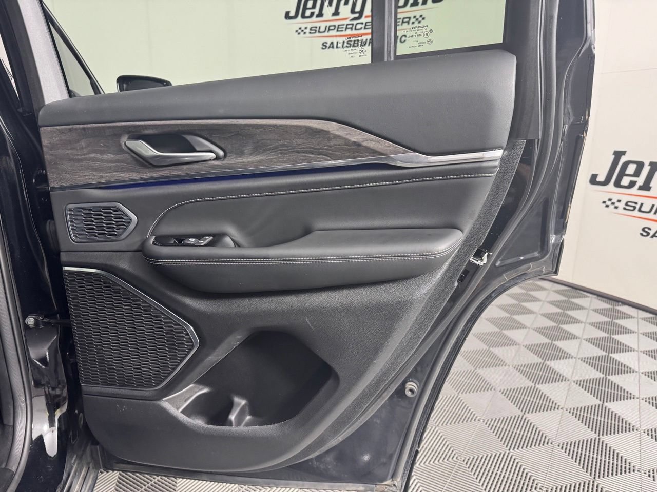 Used 2023 Jeep Grand Cherokee Overland AWD/4WD image 36