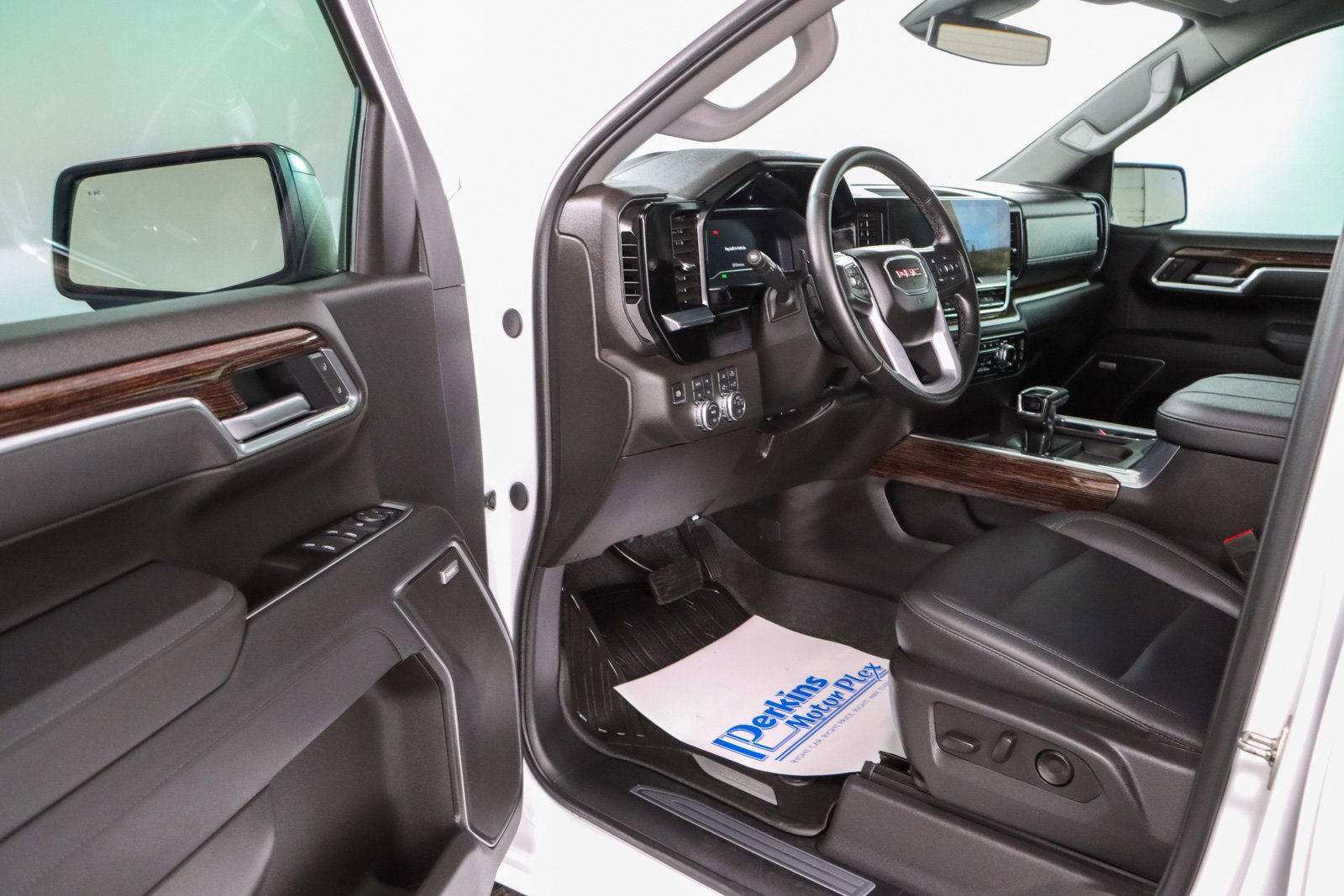 Used 2025 GMC Sierra 1500 Elevation w/ Elevation Premium Package image 3