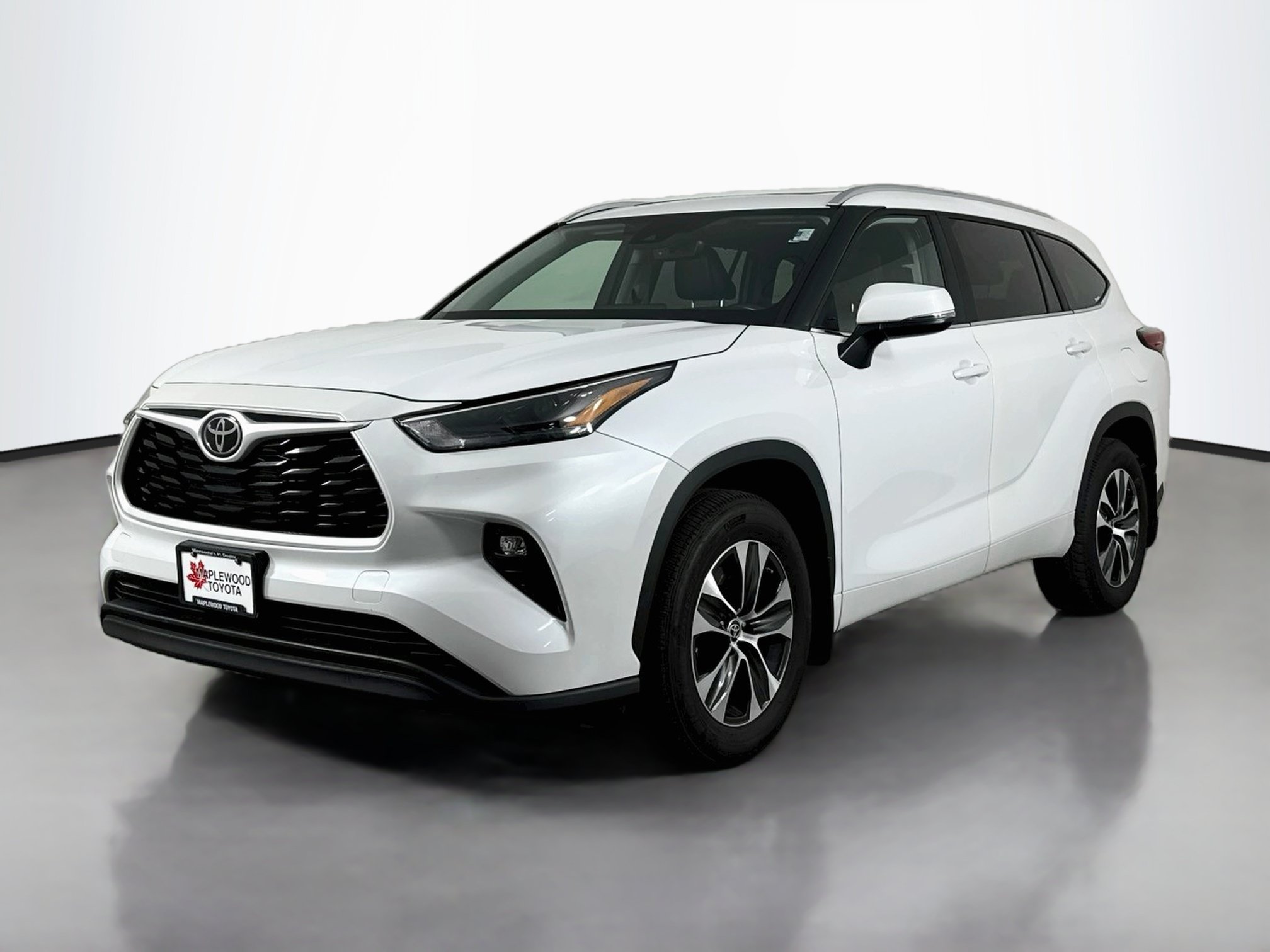 Used 2023 Toyota Highlander XLE AWD/4WD image 3