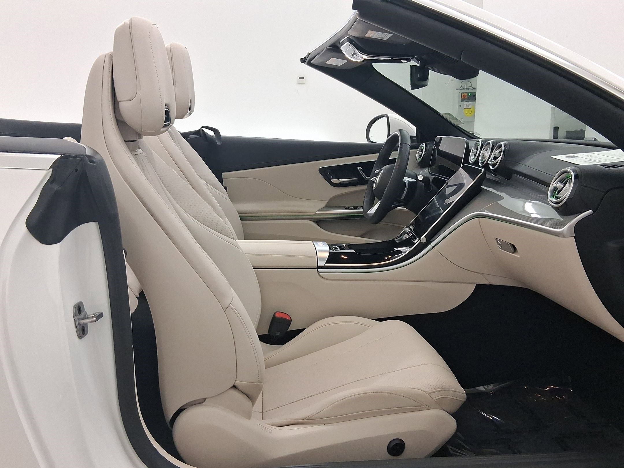 Used 2025 Mercedes-Benz CLE 300 4MATIC Cabriolet image 31