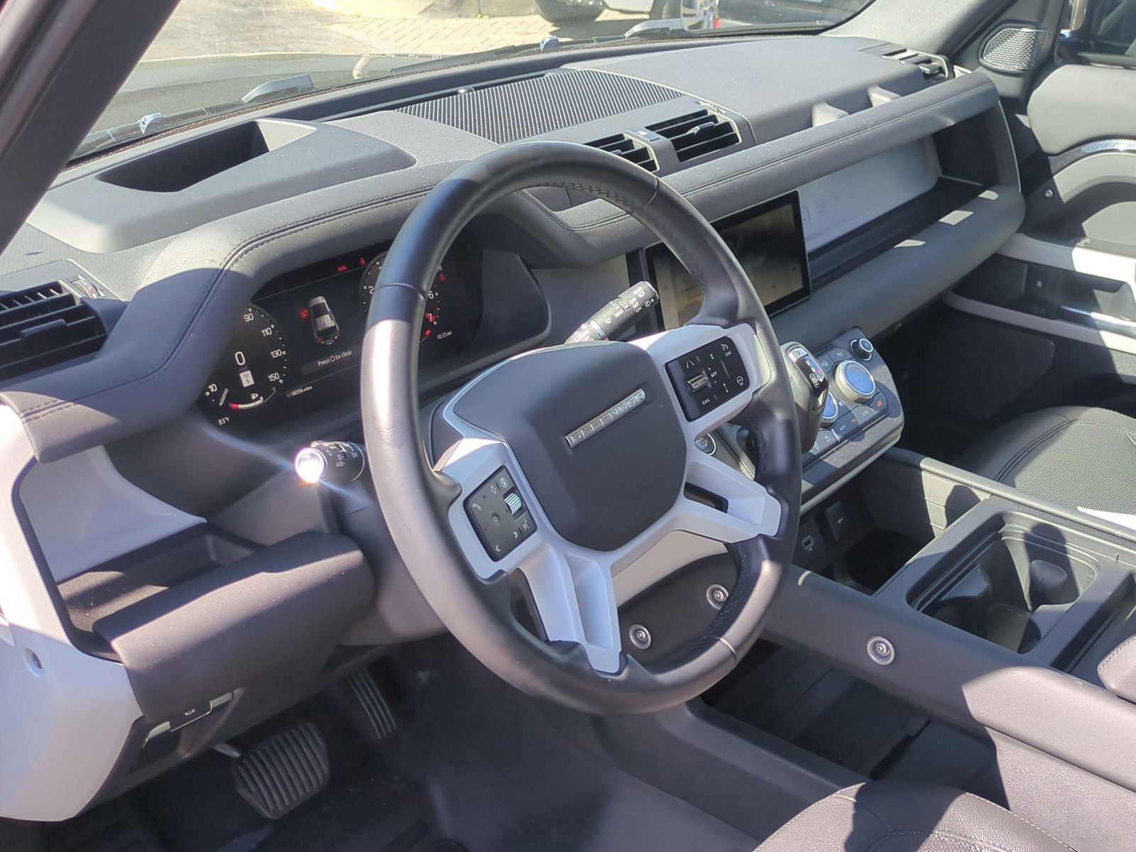 Used 2024 Land Rover Defender 110 SE image 16