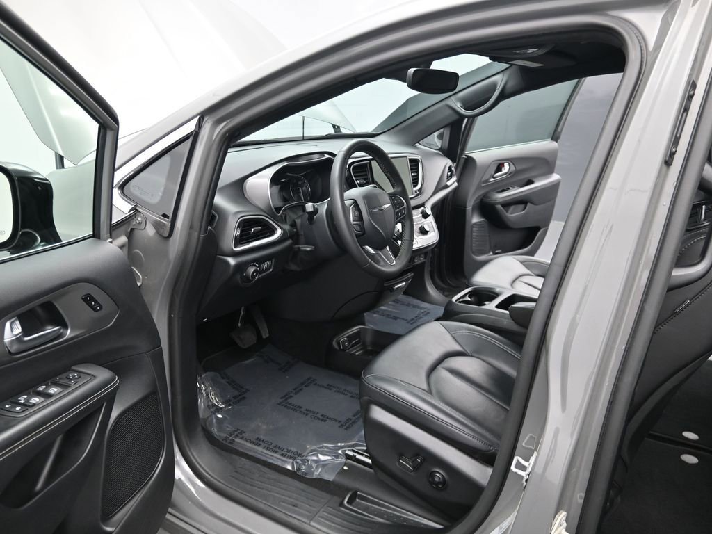 Used 2025 Chrysler Pacifica Select image 13