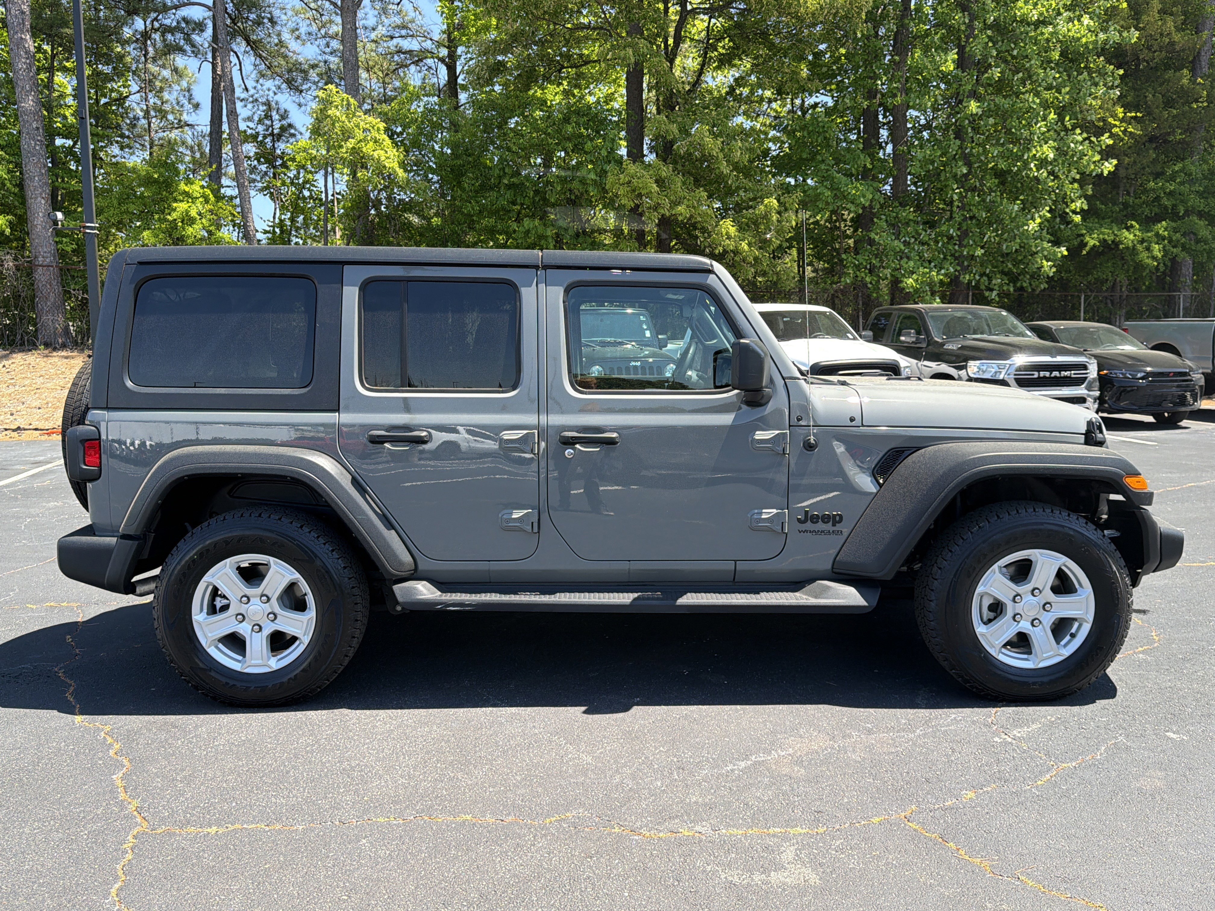 Used 2022 Jeep Wrangler Unlimited Sport AWD/4WD image 9