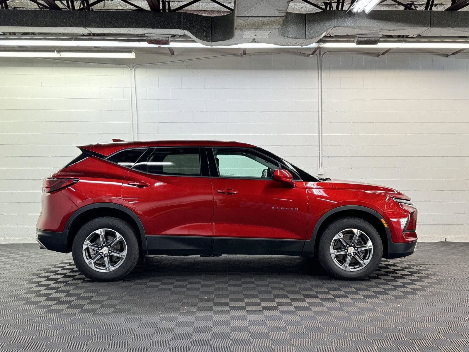 Used 2025 Chevrolet Blazer LT w/ Driver Confidence Package image 4